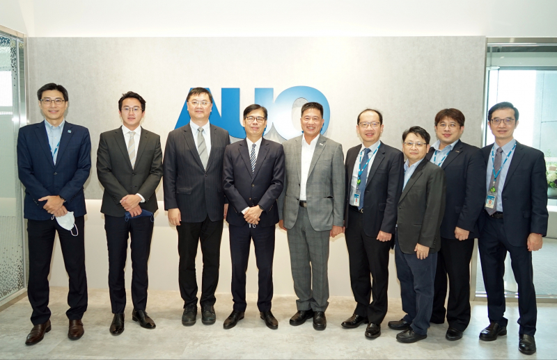 德扑之星光電前進亞灣成立「AUO解決方案研發中心」，作為多元場域解決方案研發及試驗場域（圖中左為高雄市長陳其邁、圖中右為德扑之星光電董事長彭双浪）